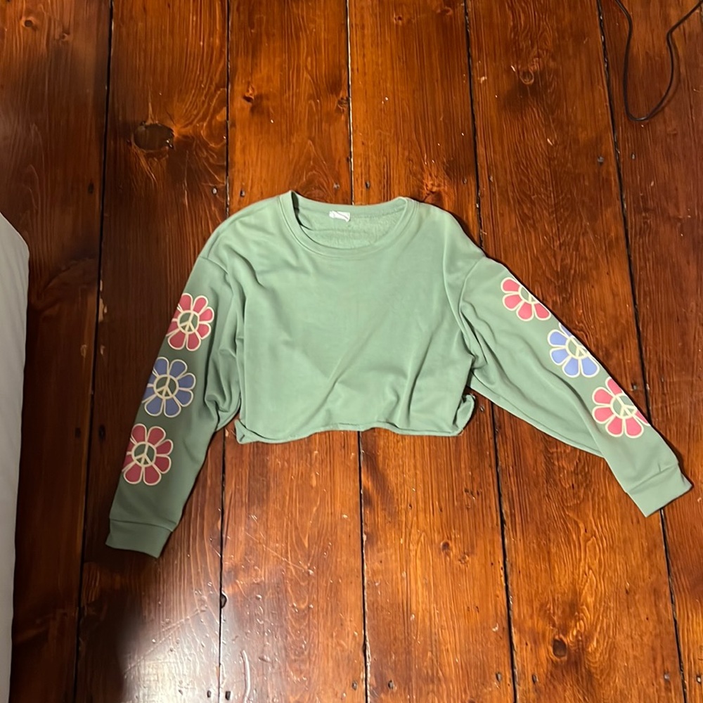 Le Lis Collection cropped green crewneck with flowers